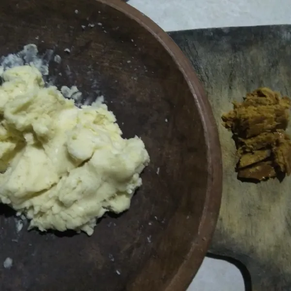 Tambahkan margarin, garam dan gula pasir pada singkong yang telah di tumbuk lalu uleni sampai tercampur rata. Sisir gula merah untuk isian.