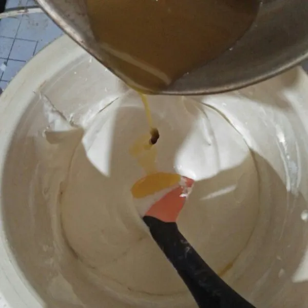 Lalunmasukkan margarin, aduk rata kembali.