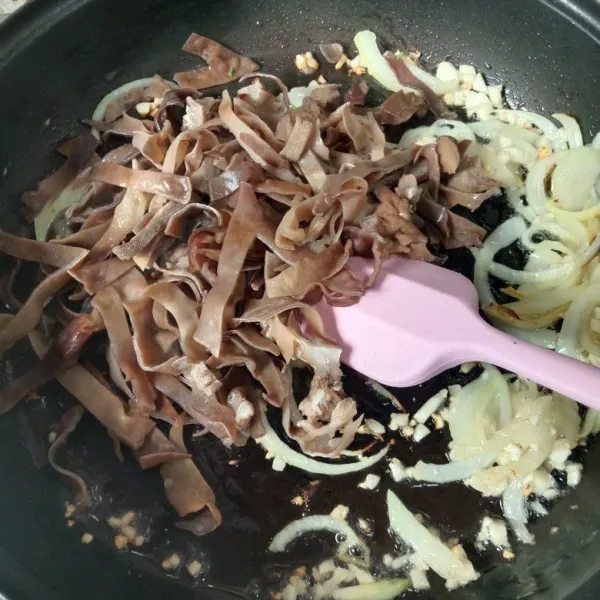 Masukkan jamur kuping. Tumis sebentar.