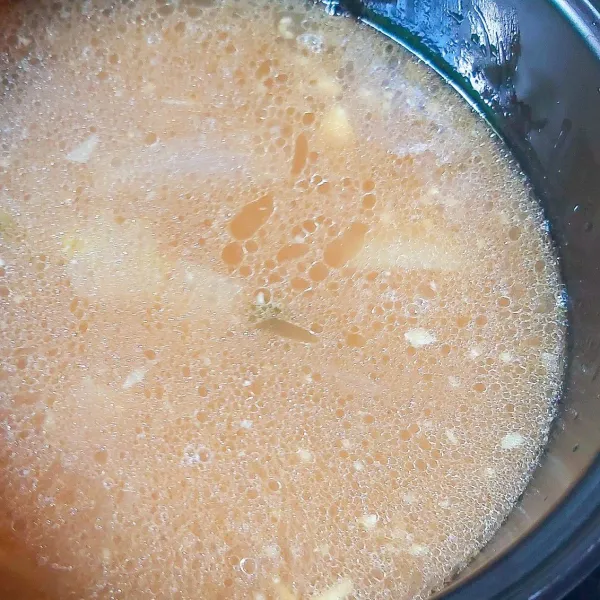 Tuang air kaldu bekas merebus ayam lalu masak menggunakan magic com. Takaran air seperti memasak nasi pada umumnya.