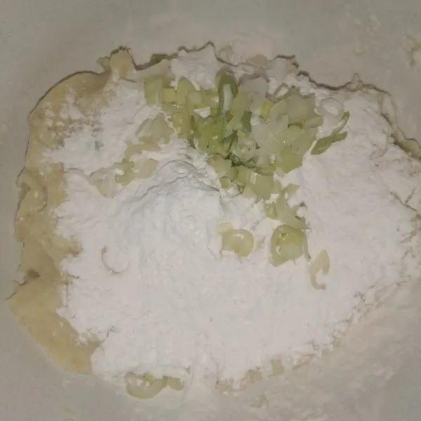 Masukkan tepung maizena dan daun bawang kedalam kentang yang telah dihaluskan, lalu aduk merata.