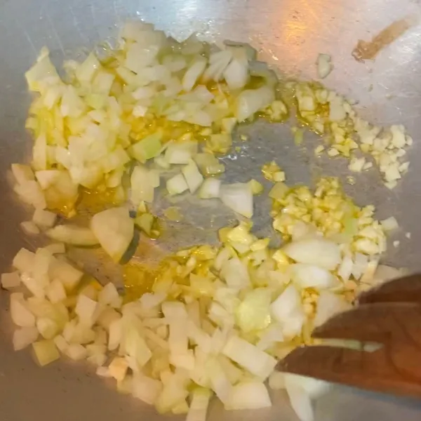Tumis bawang bombay dan bawang putih sampai harum.
