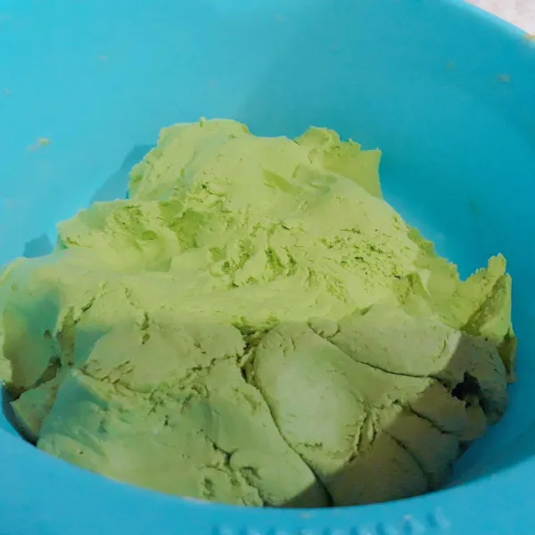 Tambahkan beberapa tetes pewarna hijau tua agar warna kue tok cantik.
