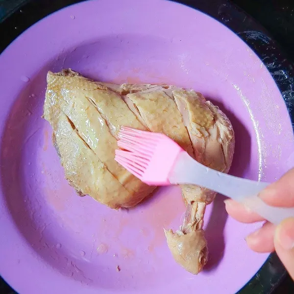 Begitu ayam sudah empuk dan matang angkat, lalu oleskan minyak wijen.