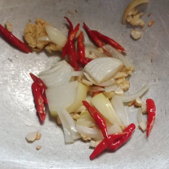 Masukkan jahe, bawang bombay, dan irisan cabe tumis hingga layu.