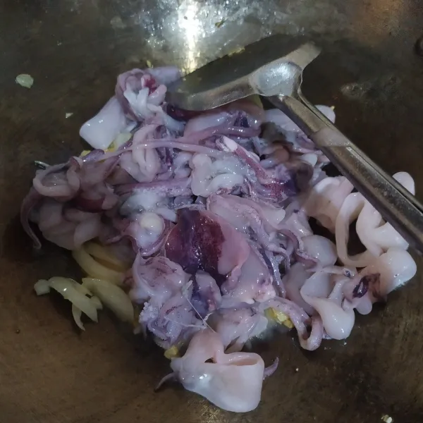 Lalu masukkan cumi, aduk.