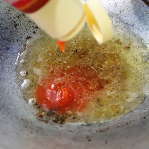 Masukkan saus sambal.