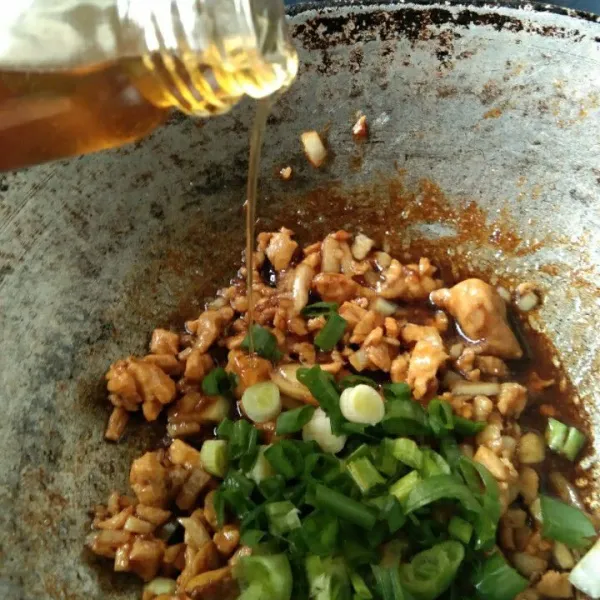 Sebelum mematikan kompor beri minyak wijen, aduk rata biarkan agak dingin.