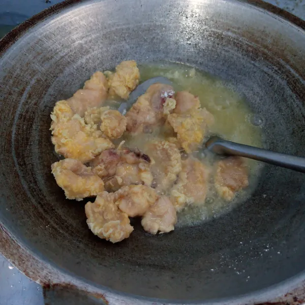 Goreng diminyak panas sampai matang. Angkat dan tiriskan.