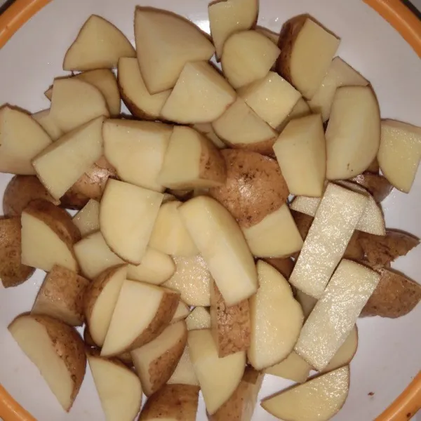 Potong kentang membentuk dadu, kulitnya bisa dikupas terlebih dahulu.