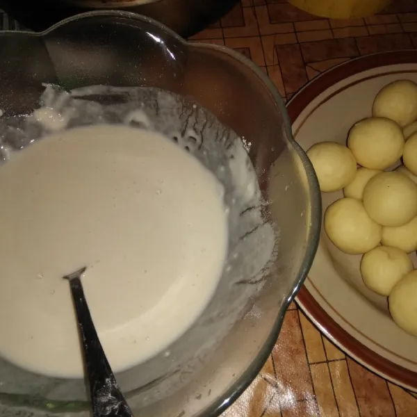 Larutkan tepung terigu dan tepung maizena dengan air tambahkan sejumput garam, Jagan terlalu encer.
