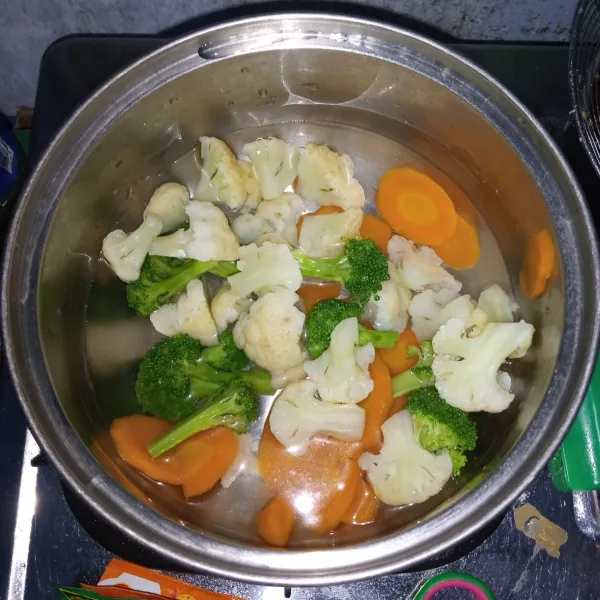 Rebus wortel,bunga kol dan brokoli sampai layu. Angkat dan tiriskan.