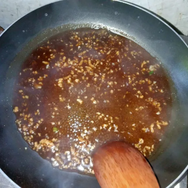 Panaskan Saus teriyaki, Air, Bawang putih, dan lada bubuk aduk hingga tercampur rata.