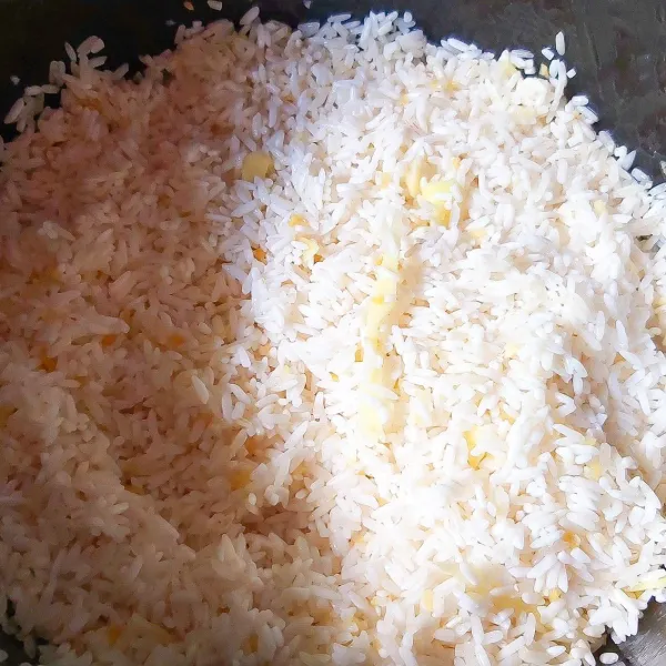 Campur beras dengan irisan jahe, minyak bawang bersama bawang bawang putih gorengnya.