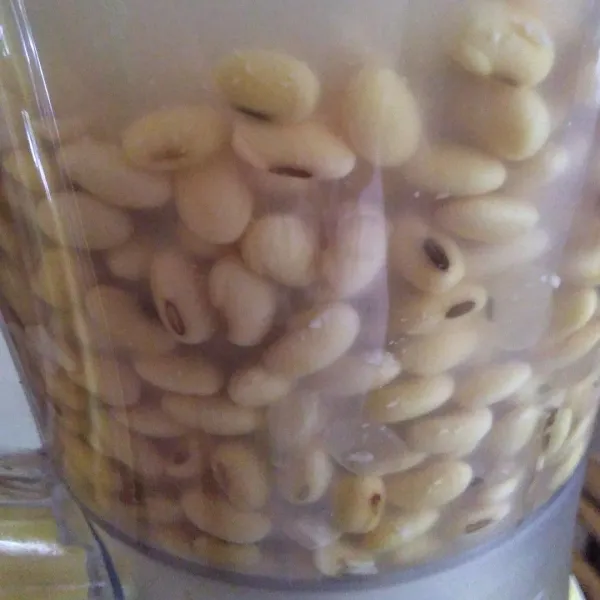 Tiriskan air rendaman. Blender kacang kedelai dengan 3 liter air. Jika blender tidak cukup, diblender bertahap.