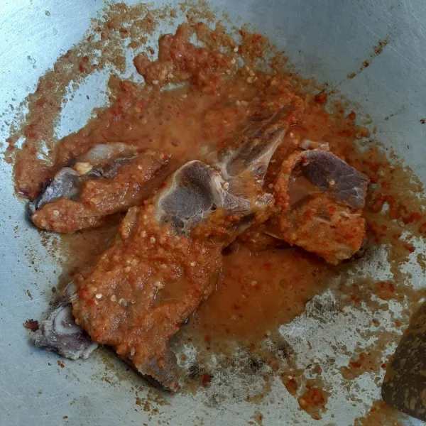 Masukan daging yang sudah di bersihkan dan masak hingga daging agak berubah warna