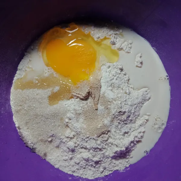 Masukkan tepung terigu, gula, telur, ragi, vanili dan sisa susu putih. Lalu uleni hingga rata.