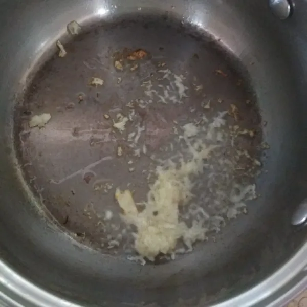 Tumis bawang putih hingga harum.