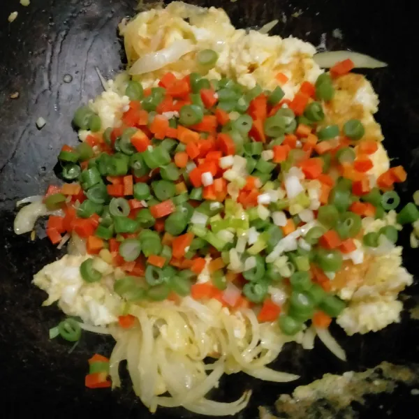 Masukkan sayuran, aduk rata.