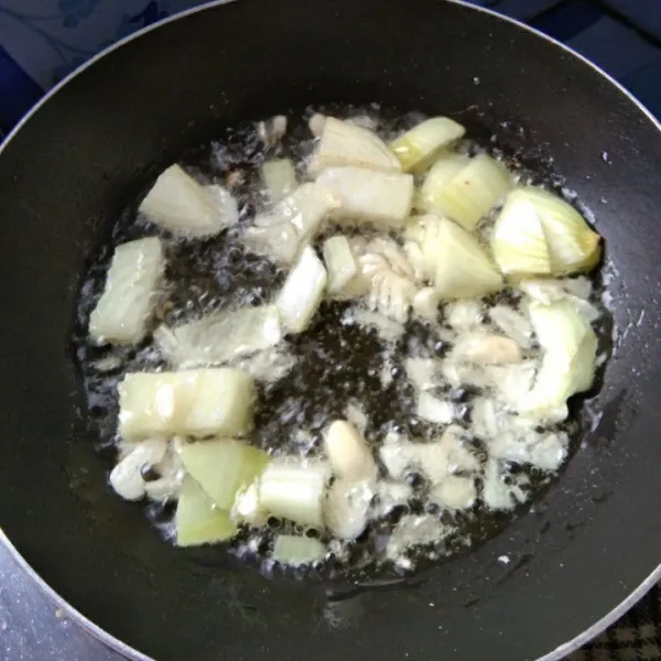 Panaskan wajan dengan minyak secukupnya, tumis bawang putih dan bawang bombay hingga harum.