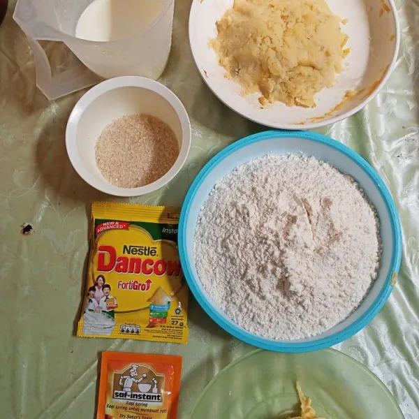 Pertama masukkan tepung terigu, gula pasir, ragi, susu bubuk dan garam. Campur rata.