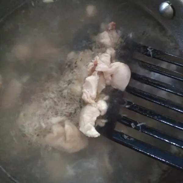 Masukkan ayam, masak hingga mendidih.