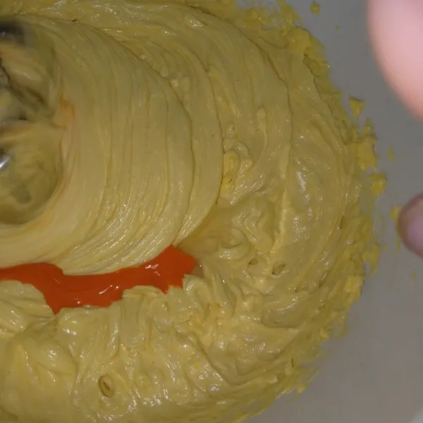 Mixer telur,gula halus,butter dan minyak hingga rata saja tambahkan pasta blewah.