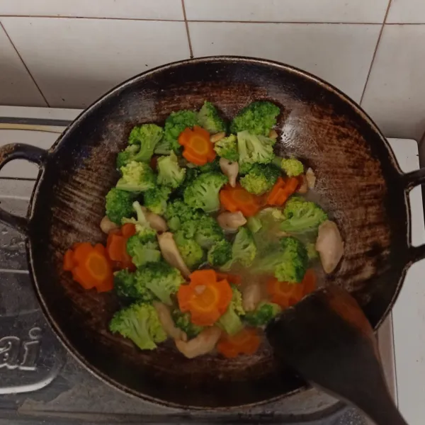 Masukan brokoli dan wortel yang sudah direbus, tambahkan sedikit air. Masukan bumbu secukupnya.