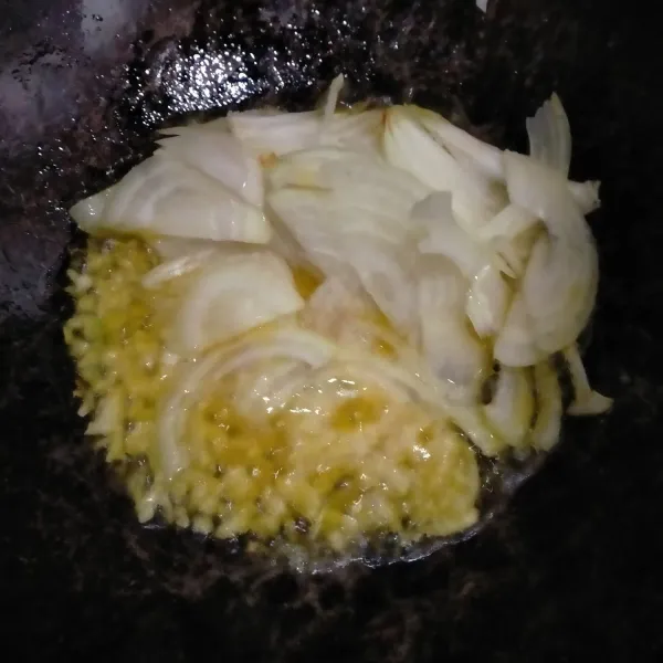 Lelehkan mentega. Tumis bawang putih dan bawang bombay hingga harum.