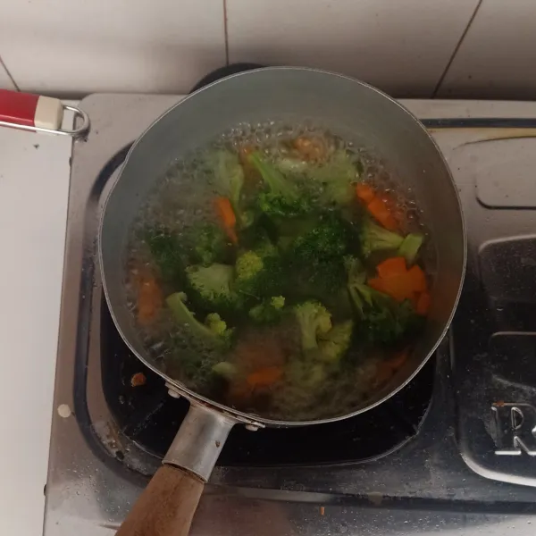 Rebus brokoli dan wortel selama 4 menit, beri sedikit garam.
