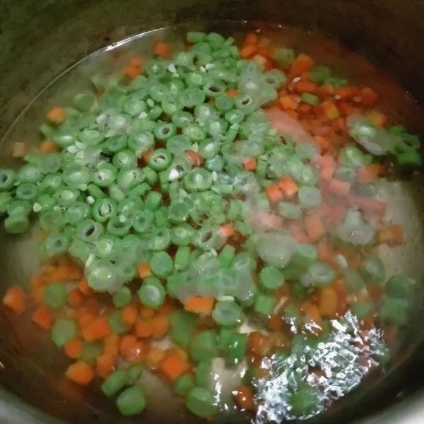 Rebus air hingga mendidih. Masak buncis dan wortel sesaat saja. Angkat dan saring.