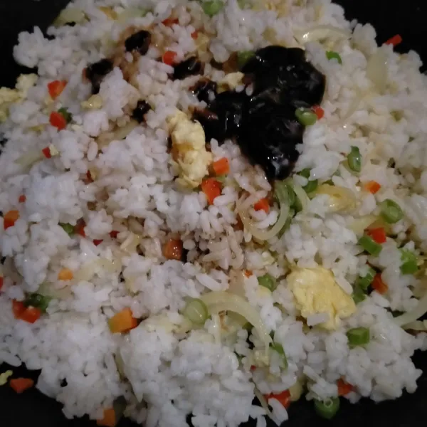 Masukkan nasi, saos tiram, kecap asin, minyak wijen, garam, kaldu bubuk dan lada bubuk.