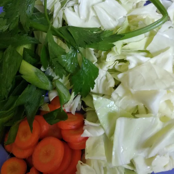 Potong potong sayuran.
