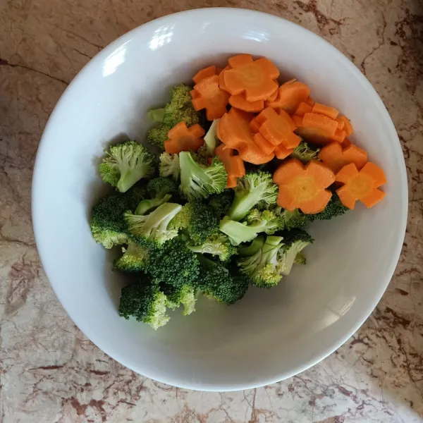Cuci dan potong brokoli serta wortel sesuai selera.