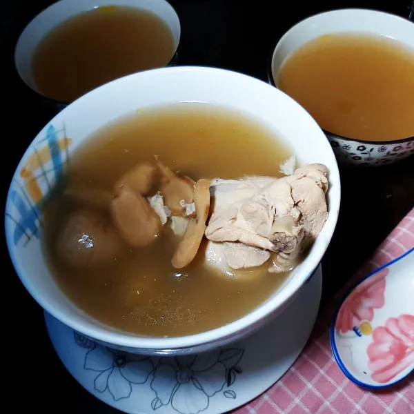 Dan soup herbal ayam ginseng siap di sajikan , ( salah satu manfaat soup ini  adalah untuk meningkatkan energi Dan stamina cocok banget di musim panas karena banyak mengeluarkan keringat ).