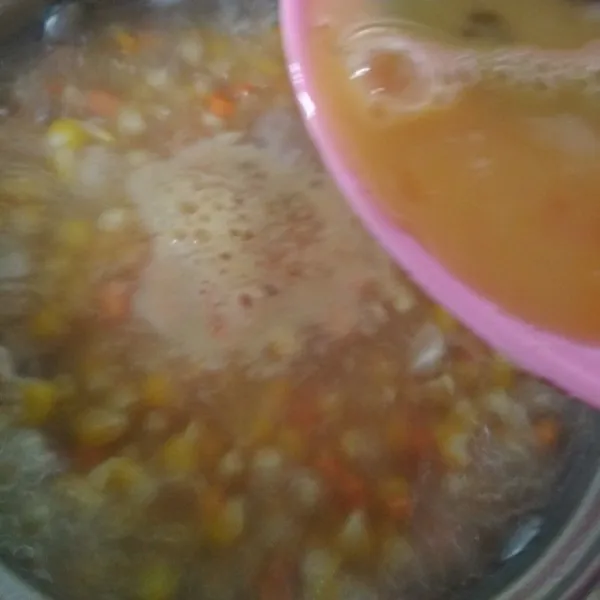 Masukkan jagung dan wortel, masak hingga mendidih. Kocok lepas telur kemudian tuang ke sup jagung, biarkan sebentar lalu aduk agar telur menjadi berserabut.