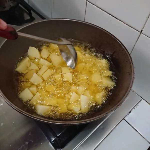 Goreng kentang tersebut selama kurang lebih 5 menit setelah itu tiriskan.