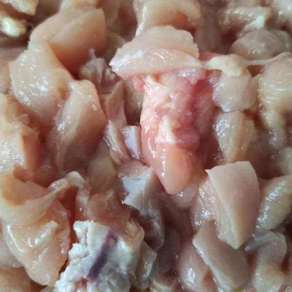 Cuci bersih ayam, potong dadu.