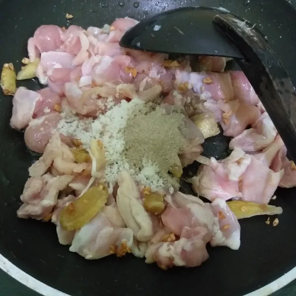 Masukkan fillet ayam, garam dan lada bubuk. Tumis sampai ayam berubah warna.