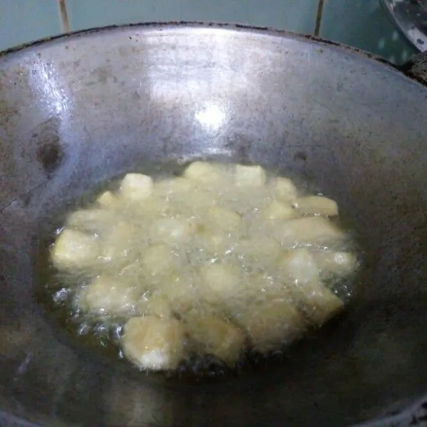 Tahu yang sudah dipotong-potong kotak digoreng sampai matang, jangan terlalu kering. Sisihkan.