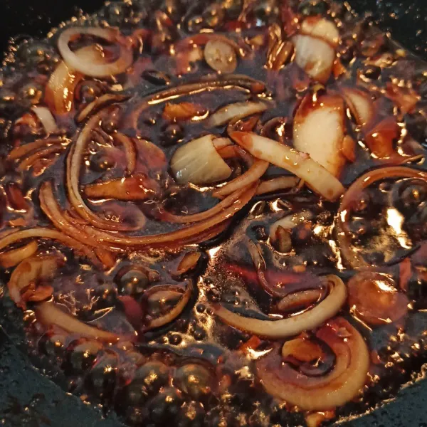 Tambahkan saus teriyaki, madu, kecap asin, gula, dan garam.