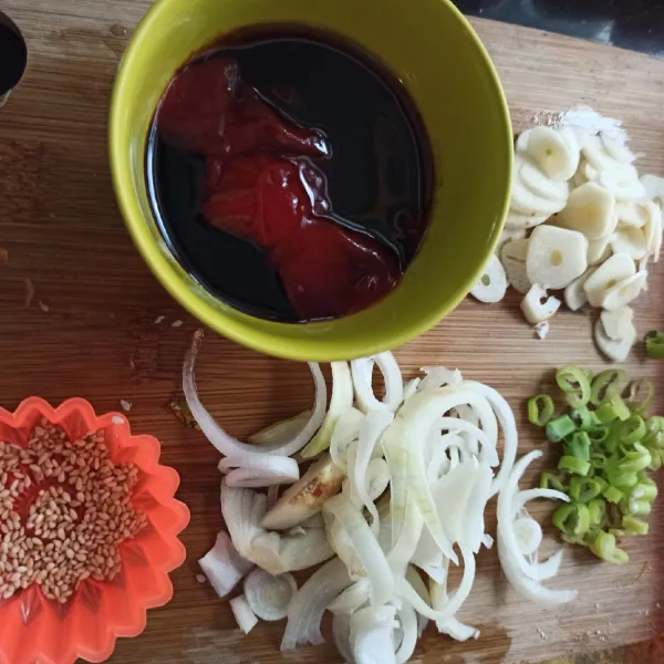 Untuk membuat saus : potong bawang putih, bombay, daun bawang, sangrai wijen.