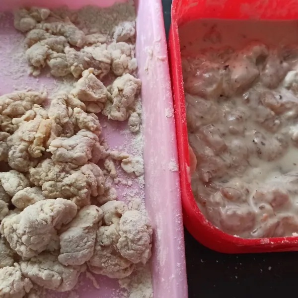 Baluri dengan tepung bumbu kering. Setelah itu celupkan pada tepung bumbu yang sudah dilarutkan dengan air.
