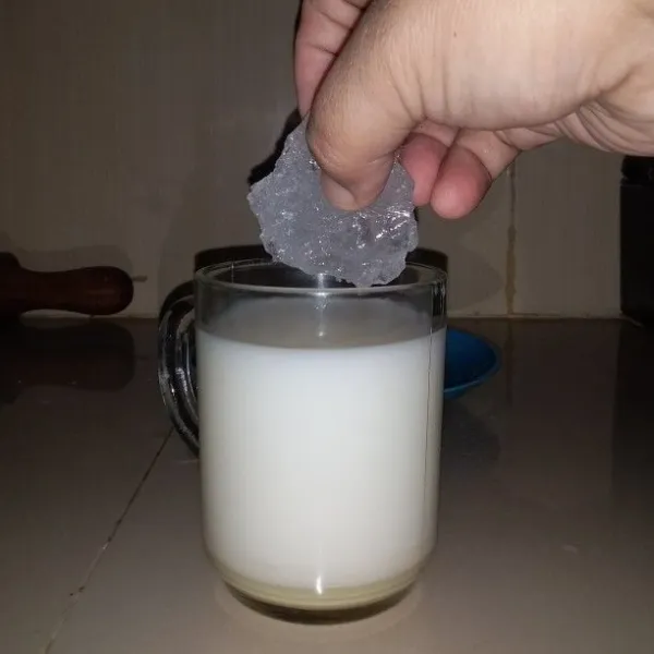Masukan es batu secukupnya ke dalam gelas.