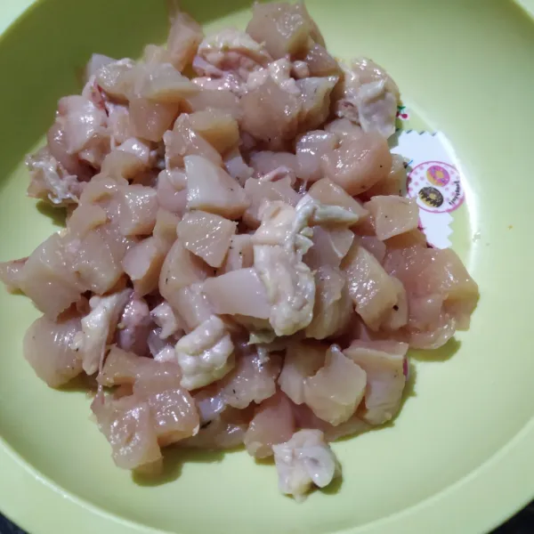 Filet ayam potong2 daging ayamnya.