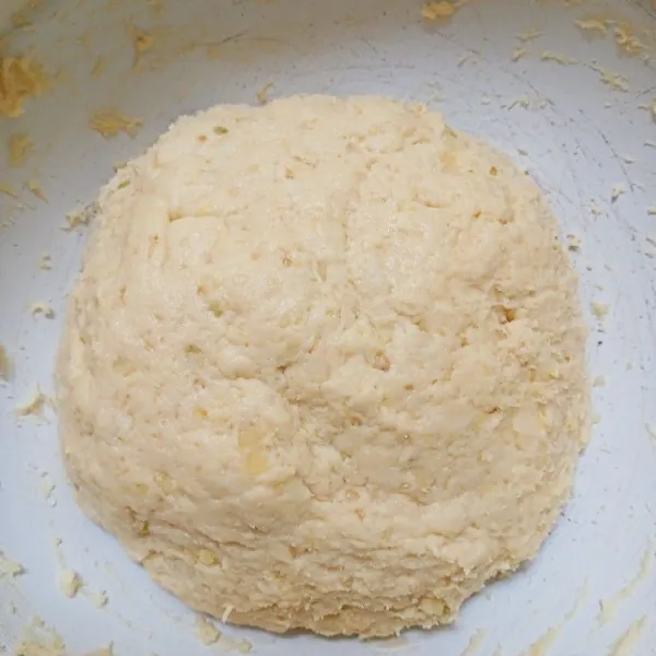 Kemudian masukkan kentang yang sudah dihaluskan. Masukkan susu cair sedikit demi sedikit dan uleni. Campur rata lalu masukkan mentega.