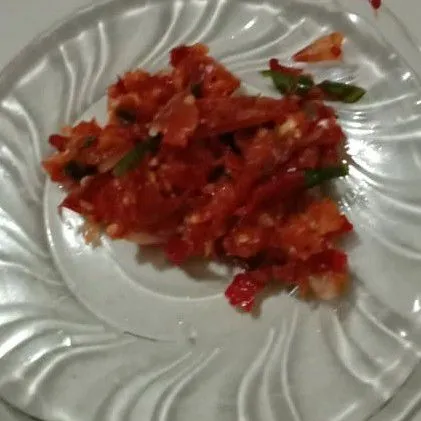 Diulek atau diblender sampai bumbu halus lalu tumis menggunakan minyak panas lalu masukkan toping2nya.