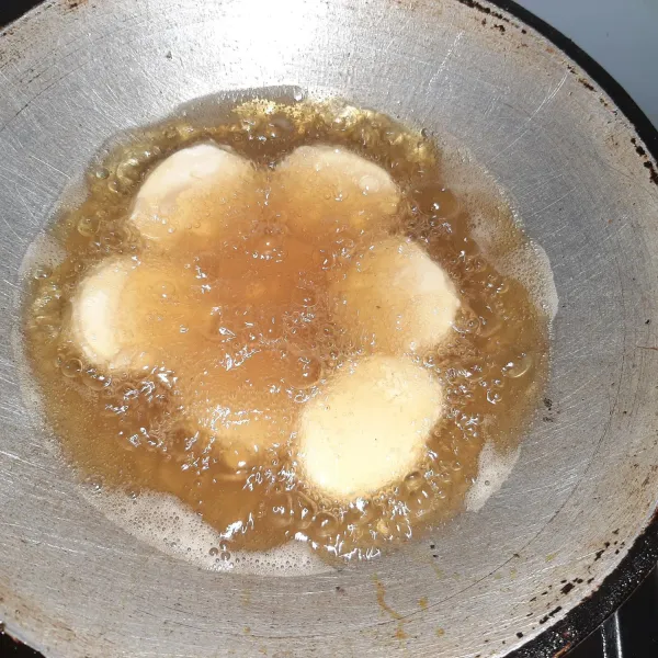 Goreng tahu hingga berwarna kecoklatan lalu sisihkan.