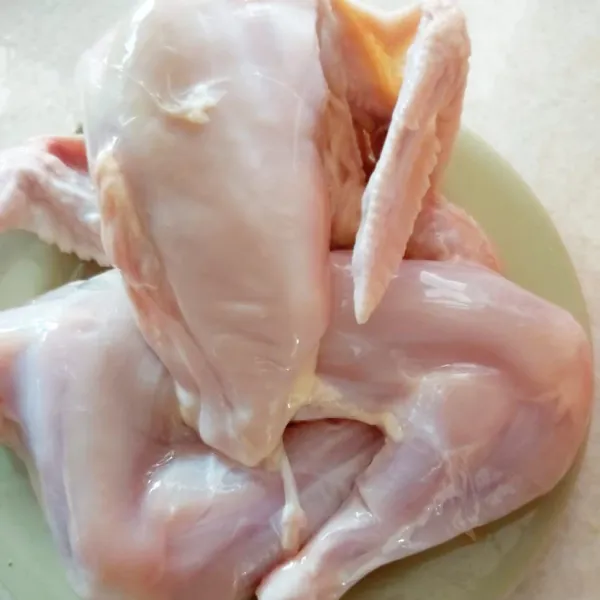 Buang kulit ayam dan kepala ayam cuci bersih.