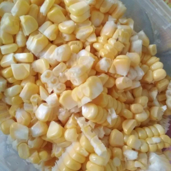 Cuci bersih jagung, lalu serut, sisihkan.